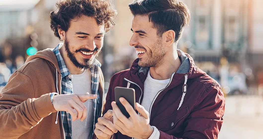 Hombres jovenes con teléfono inteligente