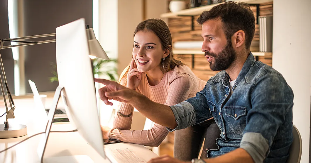 Hombre y mujer mirando un monitor